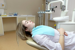 Woman relaxed in dental chair thanks to oral conscious sedation